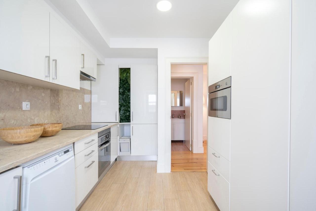 Warm And Cozy Parquet Flooring Apartment In Almada Exterior photo