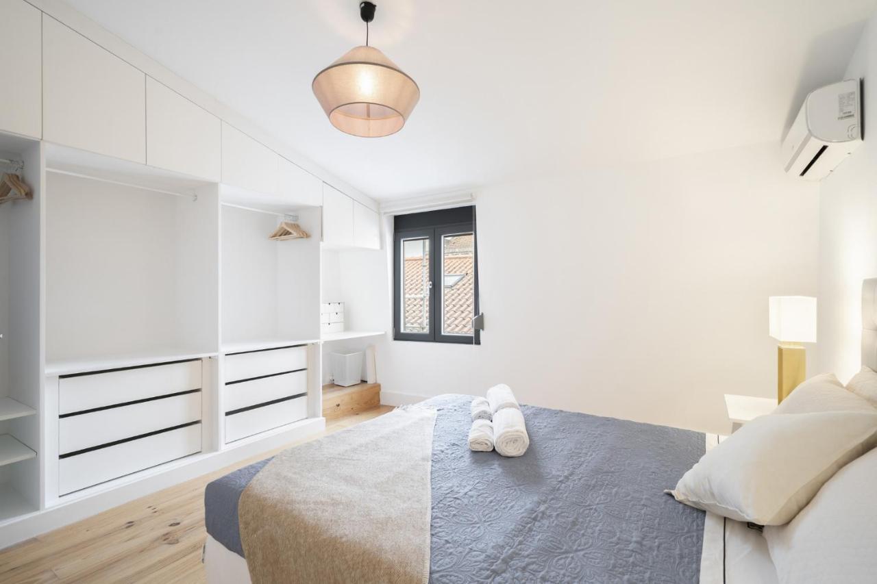 Warm And Cozy Parquet Flooring Apartment In Almada Exterior photo